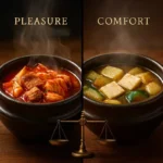 김치찌개 vs 된장찌개를 절반으로 나누어 보여주는 뚝배기 비교 사진. 두 찌개 사이의 팽팽한 균형을 상징하는 저울이 놓여 있습니다.