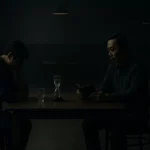 친구에게 빌려준 돈, 받아야 할까 포기해야 할까 친구에게 빌려준 돈 문제로 지갑을 보며 고뇌하는 사람과 고개 숙인 친구